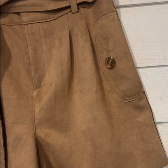 Banana Republic Vegan Suede Shorts
Women's Size 8 High Waist - Picture 5 of 11
